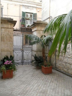 zoom immagine (Palazzo 310 mq, soggiorno, 2 camere, zona Modica Bassa)