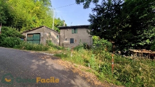 zoom immagine (Casa indipendente da ristrutturare con giardino, terreno boschivo, garage e servizi)