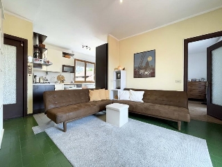 zoom immagine (Casa singola 170 mq, soggiorno, 4 camere, zona Massino Visconti - Centro)