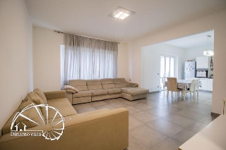 zoom immagine (Casa singola 250 mq, soggiorno, 3 camere, zona Sant'Ippolito)