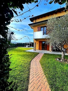 zoom immagine (Villa 240 mq, soggiorno, 4 camere, zona Peschiera del Garda)